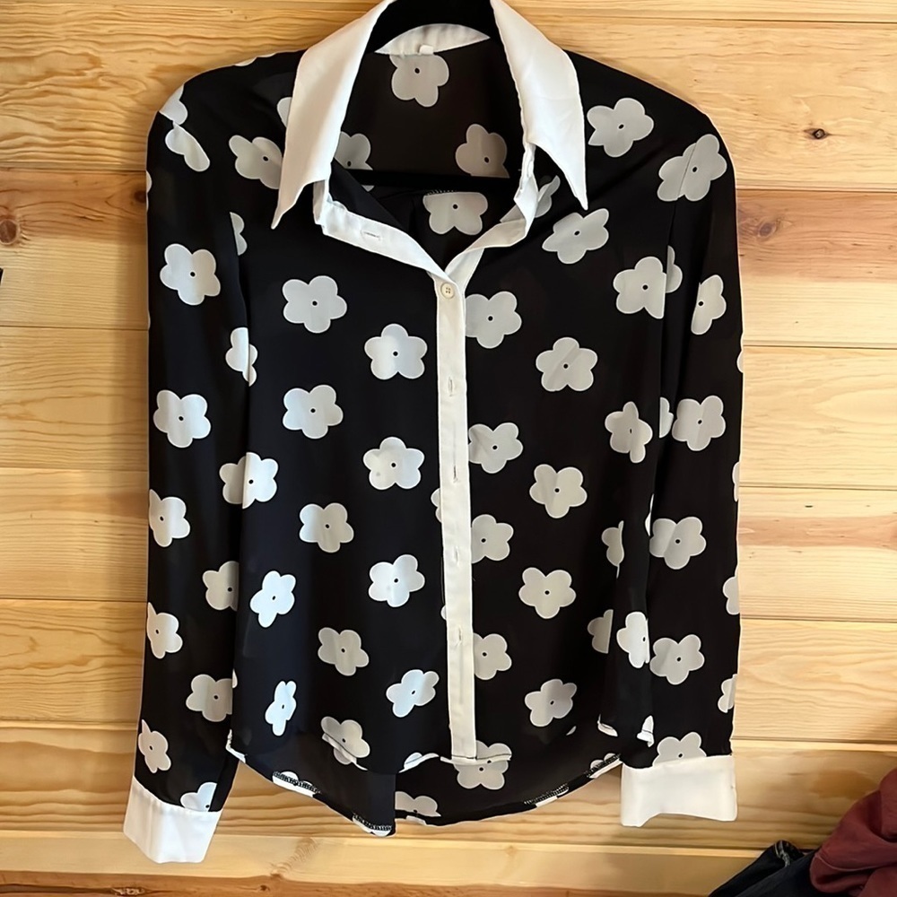 Black and white graphic floral print blouse. Slightly sheer. Size: Small